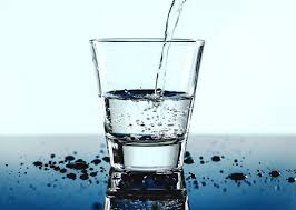 عدم نوشیدن آب از عوامل ایجاد سنگ کلیه