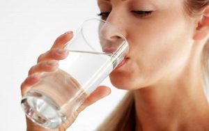 نوشیدن آب در دفع سنگ کلیه